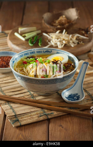 Soto Ayam. Hähnchen-Nudel-Suppe. Indonesien-Essen Stockfoto