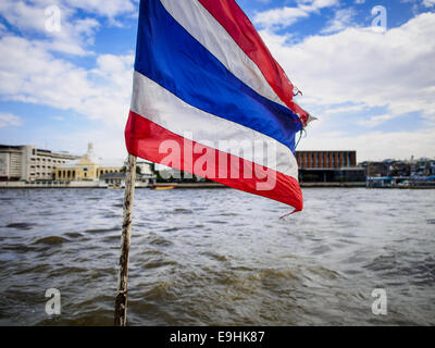 Bangkok, Bangkok, Thailand. 28. Oktober 2014. Eine thailändische Flagge fliegt auf einer Fähre über den Chao Phraya Fluss zwischen der Bangkok-Seite des Flusses und der Thonburi-Seite des Flusses. © Jack Kurtz/ZUMA Draht/Alamy Live-Nachrichten Stockfoto