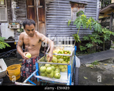 Bangkok, Bangkok, Thailand. 28. Oktober 2014. Ein Anbieter, der frisches Obst aus ein Push Cart verkauft lädt seine Karren zu Beginn seiner Zeit in Bangkok. © Jack Kurtz/ZUMA Draht/Alamy Live-Nachrichten Stockfoto