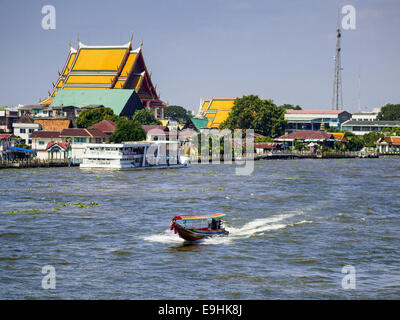 Bangkok, Bangkok, Thailand. 28. Oktober 2014. Eine '' lange tailed'' Boot, als Taxis auf dem Chao Phraya River, geht auf dem Fluss vorbei an Wat Kanlaya im Abschnitt "Thonburi" von Bangkok. © Jack Kurtz/ZUMA Draht/Alamy Live-Nachrichten Stockfoto