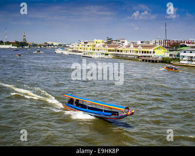 Bangkok, Bangkok, Thailand. 28. Oktober 2014. Passagierschiffe auf dem Chao Phraya River pass Yodpiman Flower Market, Pak Khlong Talat, in Bangkok auch bekannt. Der Markt wird renoviert und gentrified wie ein '' Erbe Einkaufszentrum ''. Die erste Phase der Renovierung sind die neuen gelben Gebäude entlang des Flusses. © Jack Kurtz/ZUMA Draht/Alamy Live-Nachrichten Stockfoto