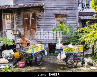 Bangkok, Bangkok, Thailand. 28. Oktober 2014. Ein Anbieter, der frisches Obst aus ein Push Cart verkauft lädt seine Karren zu Beginn seiner Zeit in Bangkok. © Jack Kurtz/ZUMA Draht/Alamy Live-Nachrichten Stockfoto