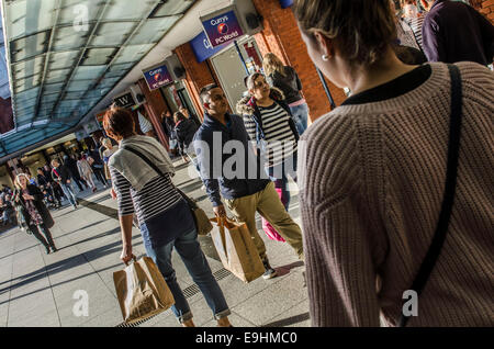 Blick auf Ealing Broadway Shopping Centre und Einheiten Donnerstag, 23. Oktober 2014. Teil des British Land PLC UK Retail-portfolio Stockfoto