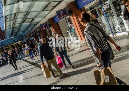 Blick auf Ealing Broadway Shopping Centre und Einheiten Donnerstag, 23. Oktober 2014. Teil des British Land PLC UK Retail-portfolio Stockfoto