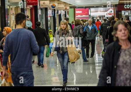 Blick auf Ealing Broadway Shopping Centre und Einheiten Donnerstag, 23. Oktober 2014. Teil des British Land PLC UK Retail-portfolio Stockfoto