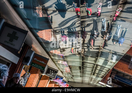 Blick auf Ealing Broadway Shopping Centre und Einheiten Donnerstag, 23. Oktober 2014. Teil des British Land PLC UK Retail-portfolio Stockfoto