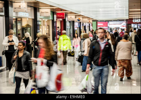 Blick auf Ealing Broadway Shopping Centre und Einheiten Donnerstag, 23. Oktober 2014. Teil des British Land PLC UK Retail-portfolio Stockfoto