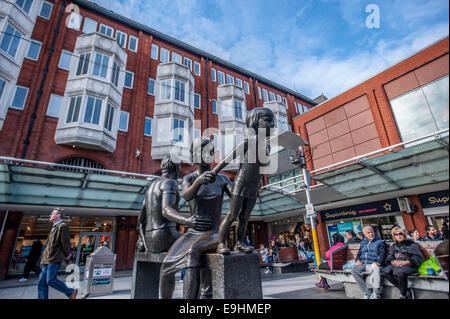 Blick auf Ealing Broadway Shopping Centre und Einheiten Donnerstag, 23. Oktober 2014. Teil des British Land PLC UK Retail-portfolio Stockfoto