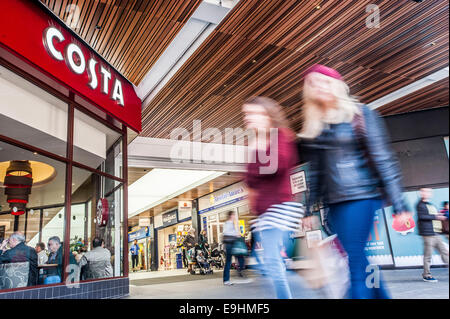 Blick auf Ealing Broadway Shopping Centre und Einheiten Donnerstag, 23. Oktober 2014. Teil des British Land PLC UK Retail-portfolio Stockfoto