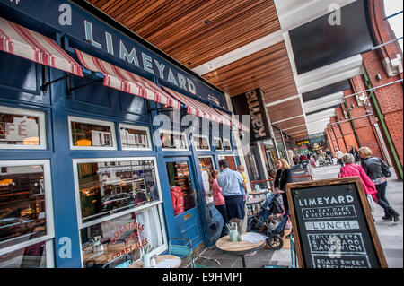 Blick auf Ealing Broadway Shopping Centre und Einheiten Donnerstag, 23. Oktober 2014. Teil des British Land PLC UK Retail-portfolio Stockfoto