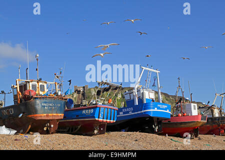 Bunten Fischkuttern hochgezogen auf auf Hastings alte Stadt Stade Beach East Sussex England GB UK. Stockfoto