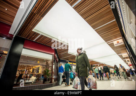 Blick auf Ealing Broadway Shopping Centre und Einheiten Donnerstag, 23. Oktober 2014. Teil des British Land PLC UK Retail-portfolio Stockfoto