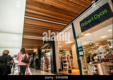 Blick auf Ealing Broadway Shopping Centre und Einheiten Donnerstag, 23. Oktober 2014. Teil des British Land PLC UK Retail-portfolio Stockfoto