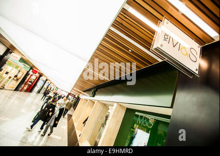 Blick auf Ealing Broadway Shopping Centre und Einheiten Donnerstag, 23. Oktober 2014. Teil des British Land PLC UK Retail-portfolio Stockfoto