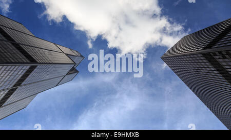 Zwei Wolkenkratzer in Chicago, IL, USA von unten gesehen. Stockfoto