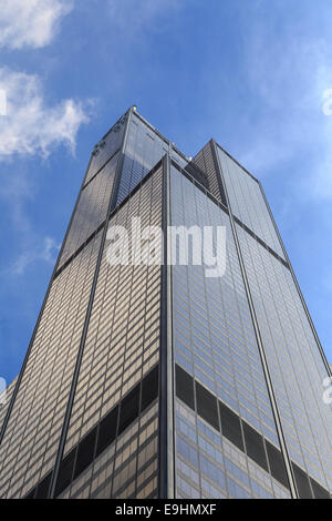 Blick gerade nach oben auf blauen Himmel und Willis Tower in Chicago, IL, USA. Stockfoto