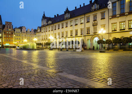 Markt mit neuen Rathaus - Rynek quadrieren wir Wrocławiu, Wroclaw, Polen Stockfoto