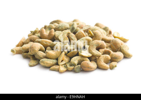 Cashew-Nüssen beschichtet Wasabi auf weißem Hintergrund Stockfoto