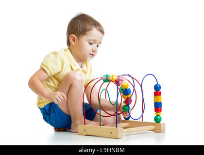 hübsches Kind Junge spielt mit Farbe pädagogisches Spielzeug Stockfoto