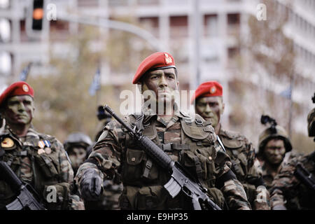 Thessaloniki, Griechenland. 28. Oktober 2014. Kommandos der griechischen Armee parade in Thessaloniki während der Feierlichkeiten des 28. Oktober Jubiläum, das Datum, dass Griechenland den zweiten Weltkrieg im Jahre 1940 trat. Bildnachweis: Giannis Papanikos/Alamy Live-Nachrichten Stockfoto