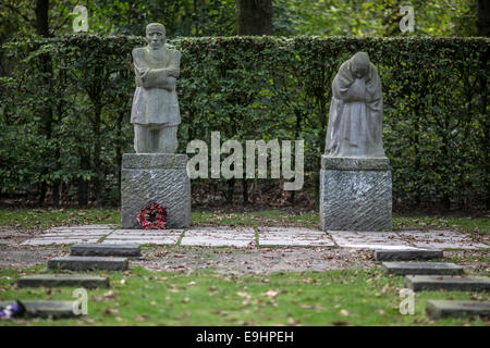 Kaethe Kollwitz Statuen in Vladslo deutschen Krieg Friedhof, Belgien. Stockfoto