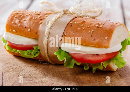 Baguette-Sandwich mit Mozzarella und Tomaten Stockfoto