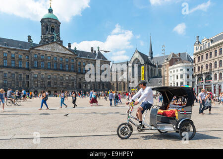 Fahrer mit einem "Zyklus TaXXXi" vor dem königlichen Palast, Amsterdam, Niederlande Stockfoto