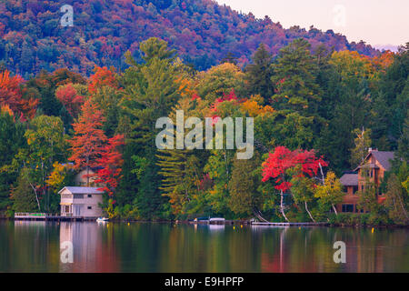 Herbstfarben am Mirror Lake in Lake Placid im Adirondack State Park im nördlichen Teil des New York State, USA Stockfoto