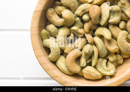 Cashew-Nüssen beschichtet Wasabi in Schüssel Stockfoto