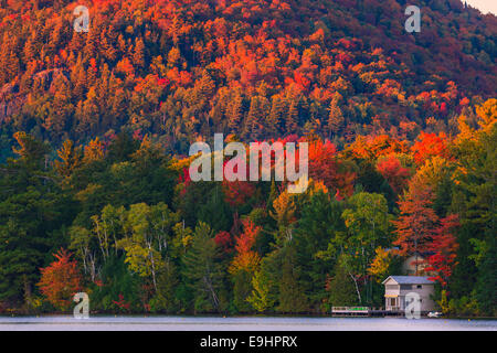 Herbstfarben am Mirror Lake in Lake Placid im Adirondack State Park im nördlichen Teil des New York State, USA Stockfoto