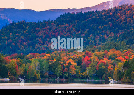 Herbstfarben am Mirror Lake in Lake Placid im Adirondack State Park im nördlichen Teil des New York State, USA Stockfoto