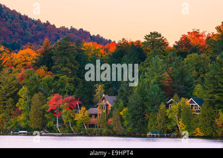 Herbstfarben am Mirror Lake in Lake Placid im Adirondack State Park im nördlichen Teil des New York State, USA Stockfoto