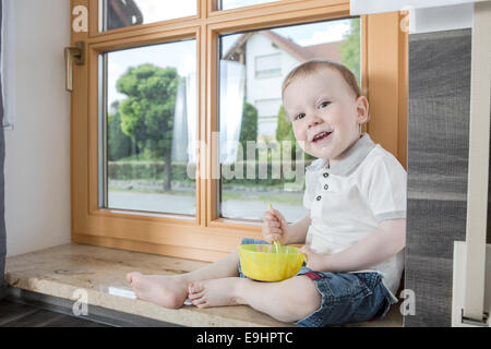 ein 1,5 Jahre alter Junge in der Küche Stockfoto