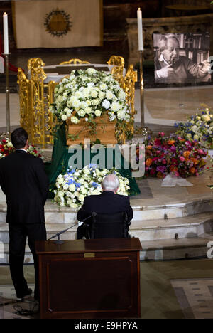 Hamburg, Deutschland. 28. Oktober 2014. Der ehemalige deutsche Bundeskanzler Helmut Schmidt sitzt vor den Sarg während der Trauerfeier für Autor Siegfried Lenz in der St. Michaelis Kirche in Hamburg, Deutschland, 28. Oktober 2014. Foto: CHRISTIAN CHARISIUS/Dpa/Alamy Live News Stockfoto