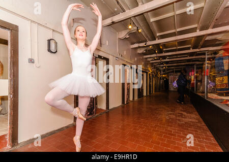 Belfast, Nordirland. 27. Oktober 2014 - führt Ballerina in Crumlin Road Gaol. Bildnachweis: Stephen Barnes/Alamy Live-Nachrichten Stockfoto
