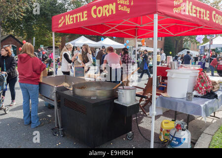 Wasserkocher Mais Stand auf Kentlands Oktoberfest Stockfoto