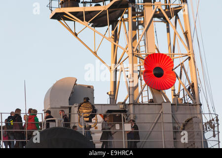 große rote Mohnblume auf HMS Belfast einsatzbereit zum Gedenken an Erinnerung-Tag in London Stockfoto