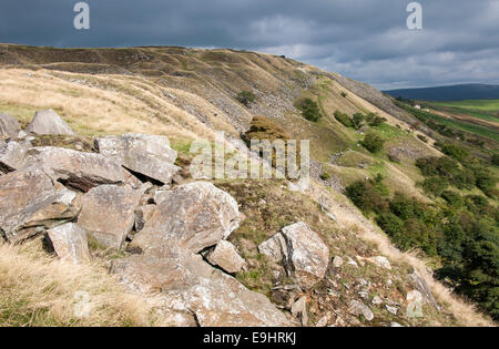 Cracken Sie Rand Steinbrüche in der Nähe von Chinley in Derbyshire. Grtistone Felsen im Vordergrund und einen Blick entlang der Kante. Stockfoto