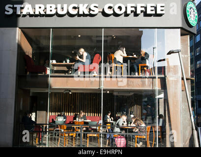 Filiale von Starbucks Coffee-Shops im Zentrum von London Stockfoto