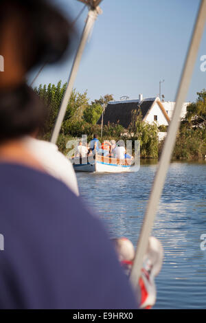 Reise-Boote mit Touristen auf dem Albufera-See in Valencia, Spanien Stockfoto