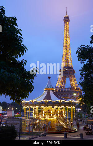 Eiffelturm in Paris und Karussell am Abend Stockfoto