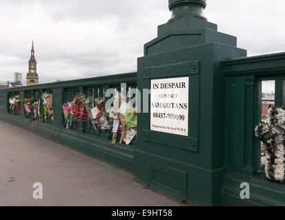 Samariter melden mit Notrufnummer auf der Tyne Brücke mit floral Tribute, Nord-Ost-England Stockfoto