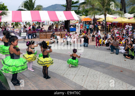 Kind-Künstler bei Open-Air-Konzert, Phuket, Thailand Stockfoto