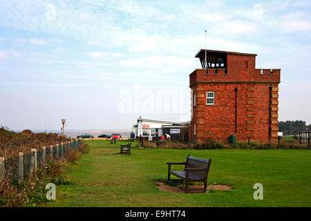 Ein Blick auf die alte Küstenwache Lookout Station auf den Klippen am Hunstanton, Norfolk, England, Vereinigtes Königreich. Stockfoto