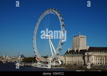 London, UK. 28. Oktober 2014. alle Tag Massen von Menschen kam mit Temperaturen nähert sich der Sommer und Sonnenschein um London zu genießen. Das Südufer der Themse neben dem London Eye und der County Hall. Bildnachweis: JOHNNY ARMSTEAD/Alamy Live-Nachrichten Stockfoto