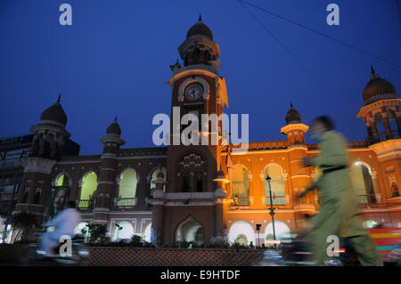 (141028)--MULTAN, 28. Oktober 2014 (Xinhua)--Fahrzeuge in der Vergangenheit Ghanta Ghar oder Uhrturm Gebäude im zentralen Pakistan Multan am 28. Oktober 2014 bewegen. Ghanta Ghar oder Clock Tower von Multan wurde 1884 n. Chr. während Britisches Raj in Südasien gebaut. Nach bestandener municipal Tat benötigt 1883 britischen Büros die Stadt laufen. Sie konstruieren Ghanta Ghar in Multan am 12. Februar 1884 begann und es dauerte 4 Jahre, dieses Gebäude vollständig zu bauen. (Xinhua/Ahmad Kamal) Stockfoto