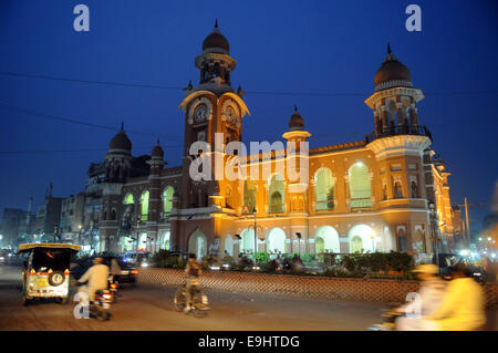 (141028)--MULTAN, 28. Oktober 2014 (Xinhua)--Fahrzeuge in der Vergangenheit Ghanta Ghar oder Uhrturm Gebäude im zentralen Pakistan Multan am 28. Oktober 2014 bewegen. Ghanta Ghar oder Clock Tower von Multan wurde 1884 n. Chr. während Britisches Raj in Südasien gebaut. Nach bestandener municipal Tat benötigt 1883 britischen Büros die Stadt laufen. Sie konstruieren Ghanta Ghar in Multan am 12. Februar 1884 begann und es dauerte 4 Jahre, dieses Gebäude vollständig zu bauen. (Xinhua/Ahmad Kamal) Stockfoto