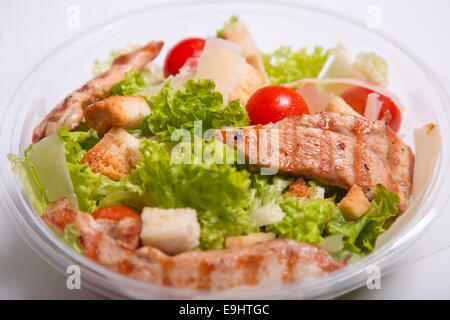 Köstliche Caesar Salat mit gegrilltem Hühnerfleisch Stockfoto