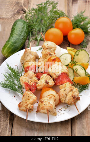 Huhn Schaschlik und frisches Gemüse auf Holztisch Stockfoto