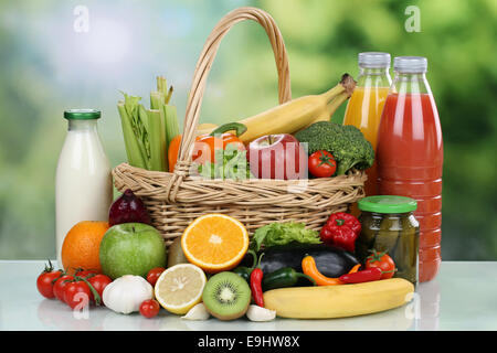 Obst, Gemüse, Lebensmittel und Getränke in einem Warenkorb Stockfoto